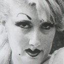 Floraine Connors als Blonde