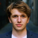 Laurence Boxhall als DJ Sexton