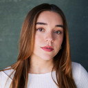 Oriana Bustamante als Old Time Fun Town Employee