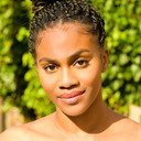 Nia Anisah als Laura