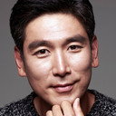 Park Jun-hyuk als Lee Dong-ha