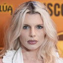 Julia Fox als Scarlet