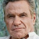 Martin Kove als Detective Reeger