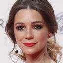 Micaela Breque als Carina