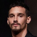 Joel Sánchez als Bruce