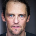 Matthias Scherwenikas als Narrator (voice)