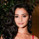Salena Qureshi als Bean