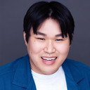 Brandon Doan als August