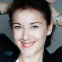 Mathilde Lebas als La maitresse de CM1