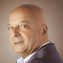 Miguelo García als Padre Alba