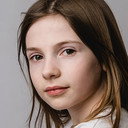 Zoë Baier als Billie