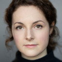 Eva Feiler als Bella Tatar