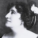 Clara T. Bracy als The Widow