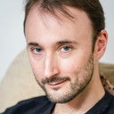 Vincent Doms als Young Priest