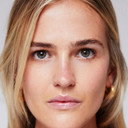 Lily Speiser als Poppy