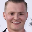 Charlie Wernham als Mitchell Harper