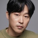 Kim Joong-hee als Tadashi Sakuma