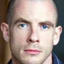 Bryan Polach als SNCF Agent