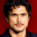 Charles Melton als Cage