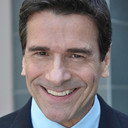 Mark Shera als Officer Dominic Luca