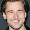 Luke Benward als Micah