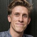 Mikkel Hilgart als Ekspedient, herreekvipering