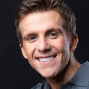 Chris Dixon als James
