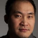 Patrick Kwan als Bar Patron