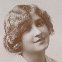 Daisy Burrell als Amy March