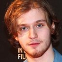Fred Hechinger als Dmitri Kravinoff
