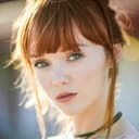 Hannah Rose May als Janelle