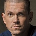 Steve Howey als Sandy / Michael
