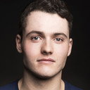 Tom Lewis als Elliot Scott
