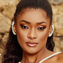 Erika Januza als Sarah