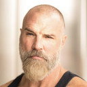 Tim Holmes als Strongman
