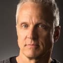 Patrick Fabian als River's Dad