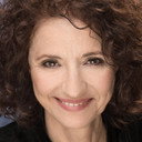 Phyllis March als Maureen Finney