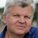 Adrian Chiles als Narrator