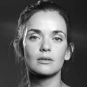 Diana Sedano als She