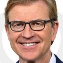 Dick Brennan als News Reporter Dehaven