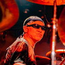 Hirotsugu Homma als Drums