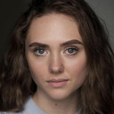 Lizzie Lomas als Evelyn