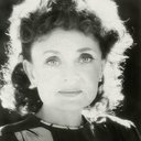 Jacquelyn Hyde als Elvira Sharack
