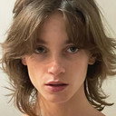 Esther Tinman als Manuela 'Manu' Araújo