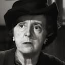 Margaret Wycherly als Mrs. Flynn, the housekeeper