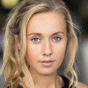 Emma O'Shea als Nosebleed Woman's Best Friend
