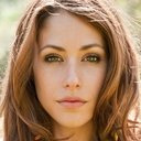 Amanda Crew als Larissa Kane