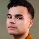 Chris Medlin als Graham / Ensemble