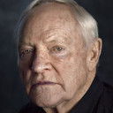 Julian Glover als Don Card