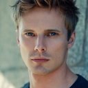 Bradley James als Tom Dunbar